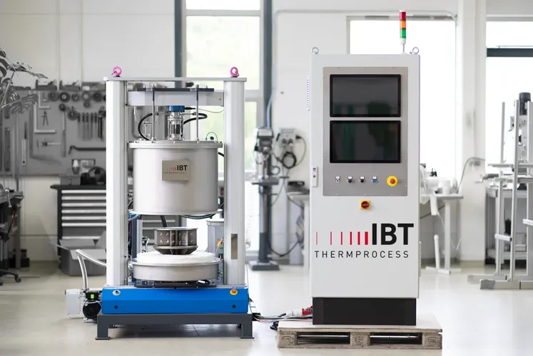 Das Bild zeigt einen Drucksinterofen aus Edelstahl der Firma IBT Thermprocess aus Freiberg für industrielle Anwendungen, welcher Sinterprozesse unter Vakuum und Schutzgasatmosphäre bei Temperaturen bis 1200 °C ermöglicht.