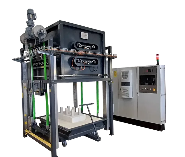 Das Bild zeigt einen Kammerofen mit Hubboden der Firma IBT Thermprocess aus Freiberg für industrielle Anwendungen, welcher mit Molybdän-Disilizitheizern ausgestattet ist, Temperaturen bis 1600 °C erreicht und über eine Sauerstoffpartialdruck-Regelung verf