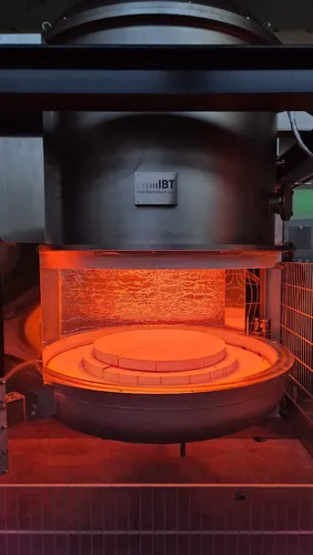 Das Bild zeigt einen Vakuum- und Schutzgasofen aus Edelstahl der Firma IBT Thermprocess aus Freiberg für industrielle Anwendungen, welcher mit Molybdän-Disilizitheizern Temperaturen bis 1700 °C erreicht und für Prozesse unter Wasserstoffatmosphäre ausgele