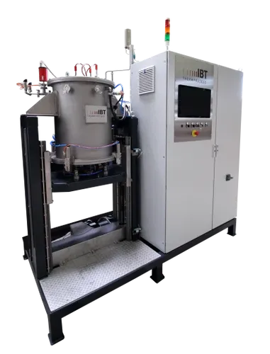 Das Bild zeigt einen Hochtemperatur-Hubbodenofen der Firma IBT Thermprocess aus Freiberg für industrielle Anwendungen, welcher mit einer Molybdänbeheizung ausgestattet ist und Prozesse unter Vakuum, Schutz- und Prozessgasatmosphäre bis 1600 °C ermöglicht.