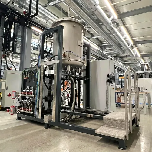 Das Bild zeigt einen Vakuum- und Schutzgasofen mit Graphiteinbauten zum Pyrolysieren und Graphitisieren unter Schutzgasatmosphäre bis 2200 °C
