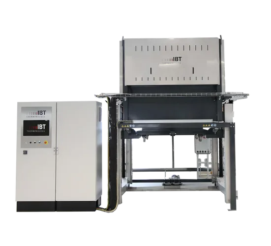 Das Bild zeigt einen Kammerofen mit Hubboden der Firma IBT Thermprocess aus Freiberg zum industriellen Sintern von Keramiken, welcher mit Molybdän-Disilizitheizern ausgestattet ist und Temperaturen bis 1600 °C erreicht.