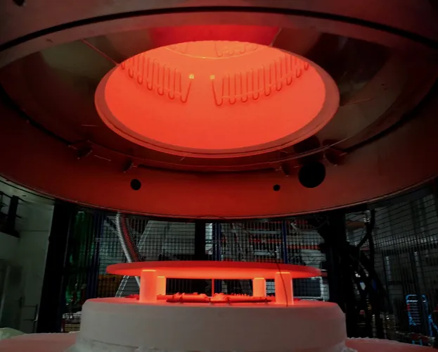 Das Bild zeigt den Heizraum eines Vakuumofens aus Edelstahl der Firma IBT Thermprozesse aus Freiberg, der zum homogenen Sintern von Metallen unter Schutzgas bis 1.200 °C verwendet wird.