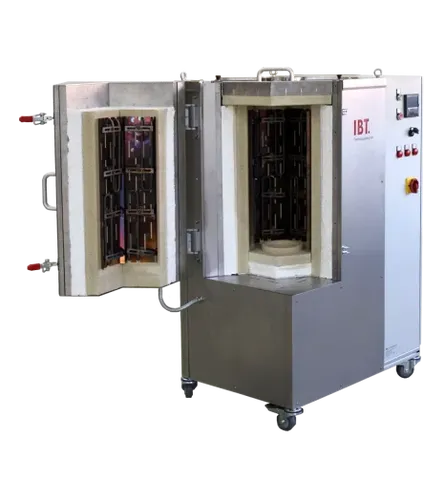 Das Bild zeigt einen Rohrofen der Firma IBT Thermprocess aus Freiberg für industrielle Anwendungen, welcher für vertikale Rohre ausgelegt ist und Temperaturen bis 800 °C erreicht.