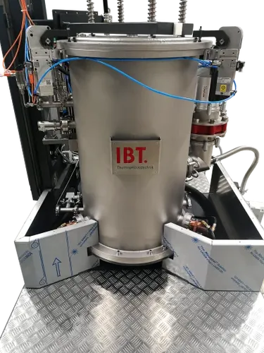 Das Bild zeigt einen Hochtemperaturofen der Firma IBT Thermprocess aus Freiberg für industrielle Anwendungen, welcher mit Graphitheizern ausgestattet ist und Temperaturen bis 2200 °C erreicht.