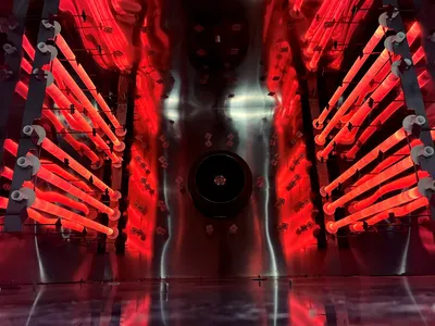Das Bild zeigt einen Umluftofen der Firma IBT Thermprocess aus Freiberg für industrielle Anwendungen, welcher für das Freiformbiegen von Glasplatten bei Temperaturen bis 750 °C ausgelegt ist.