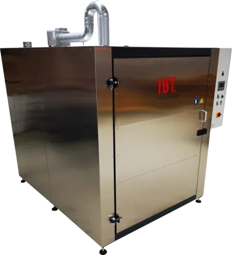 Das Bild zeigt einen Umluftofen aus Edelstahl der Firma IBT Thermprocess aus Freiberg für industrielle Anwendungen, welcher speziell zum Tempern von Blechteilen eingesetzt wird.