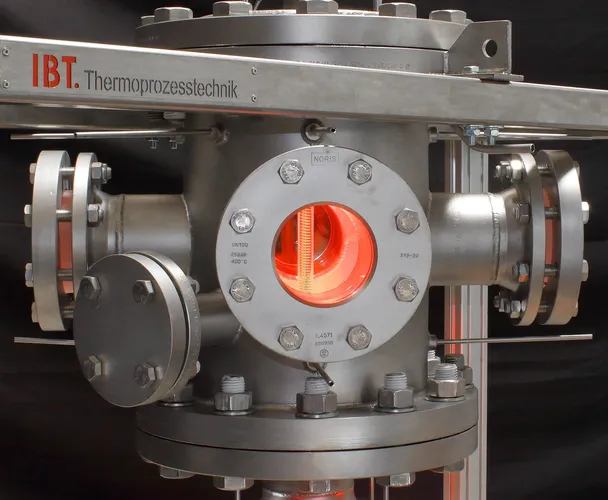 Das Bild zeigt einen Druckbehälterofen der Firma IBT Thermprocess aus Freiberg für industrielle Anwendungen, welcher zur Analyse von Wasserstoff-Verbrennungsprozessen bei Drücken bis 20 bar Überdruck eingesetzt wird.