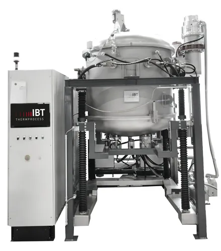 Das Bild zeigt einen Vakuum- und Schutzgasofen aus Edelstahl der Firma IBT Thermprocess aus Freiberg für industrielle Anwendungen, welcher mit Molybdänheizern Temperaturen bis 1600 °C erreicht und den Betrieb mit Wasserstoff sowie eine Schnellabkühlung er