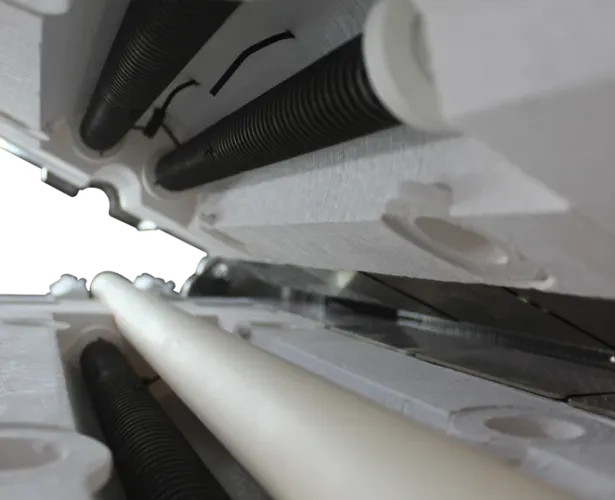 Das Bild zeigt den Heizraum eines Rohrofens der Firma IBT Thermprocess aus Freiberg für industrielle Anwendungen, welcher mit einem Aluminiumoxid-Rohr ausgestattet ist und Temperaturen bis 1200 °C erreicht.