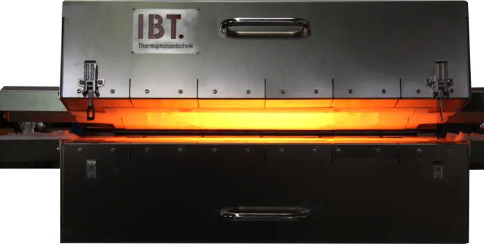 Das Bild zeigt einen Rohrofen der Firma IBT Thermprocess aus Freiberg für industrielle Anwendungen, welcher mit einem keramischen Rohr ausgestattet ist und Prozesse unter Prozessgasatmosphäre bei Temperaturen bis 1200 °C ermöglicht.